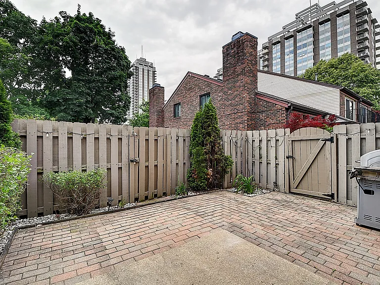 311 E Saint Clair St — Photo 23