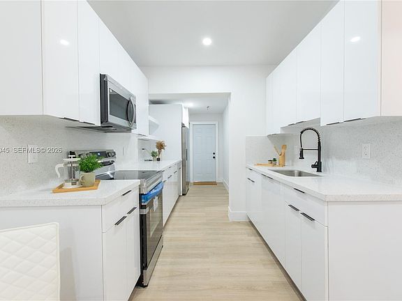 5th image of 3721 SW 46th Ave