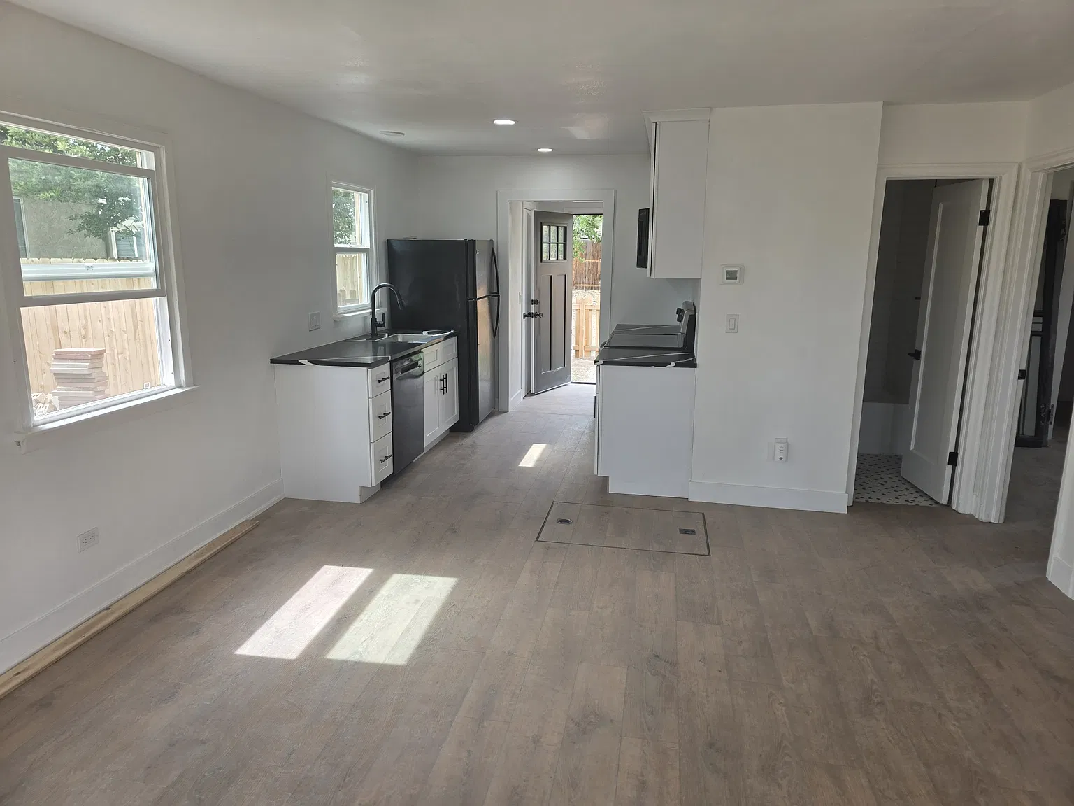 2 bed, 700 sqft, $2,180 — Photo 3