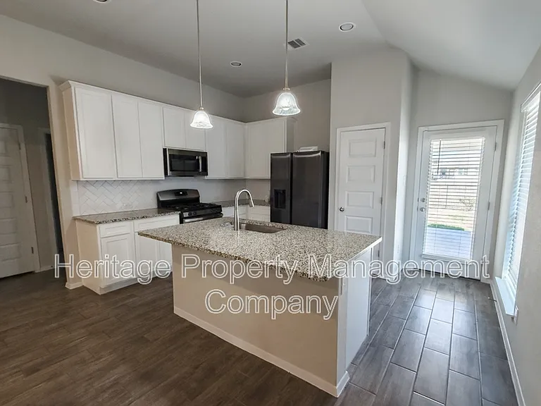 139 Lyndon Dr — Photo 6