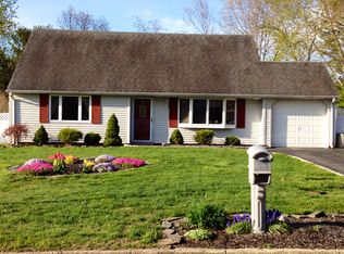 18 Hilltop Ln, Ridge, NY 11961