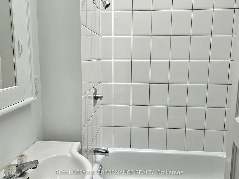 224 A Pitt St #7 — Photo 3