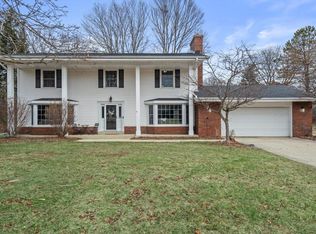 8710 W Hawthorne Ln, Franklin, WI 53132