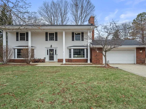 8710 W Hawthorne LANE, Franklin, WI 53132