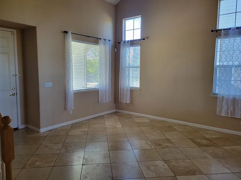 385 Roundhill Dr — Photo 3
