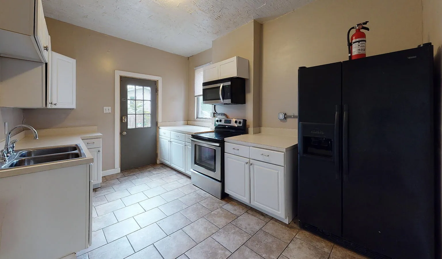 5 bed, 2.0 bath, 1812 sqft, $3,695 — Photo 2