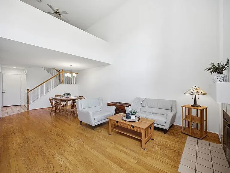 2370 Greenbriar Dr #C — Photo 4