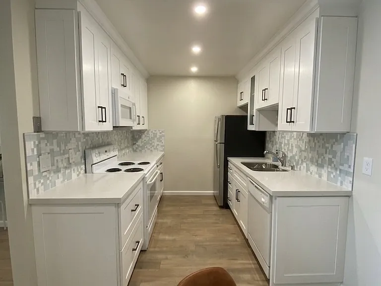 1431 Marchbanks Dr #4 — Photo 3