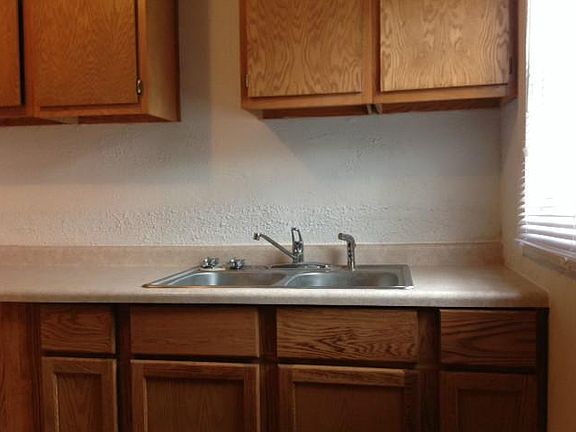 5th image of 3430 Caroline Ave