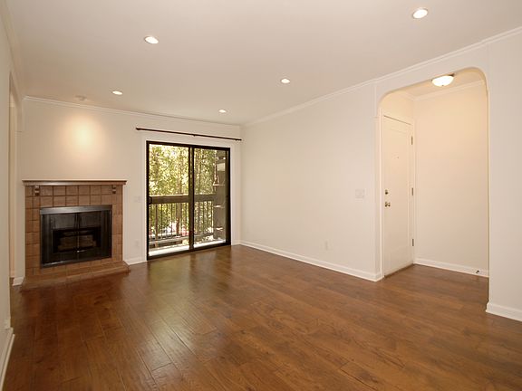 3rd image of 13025 Moorpark St #105