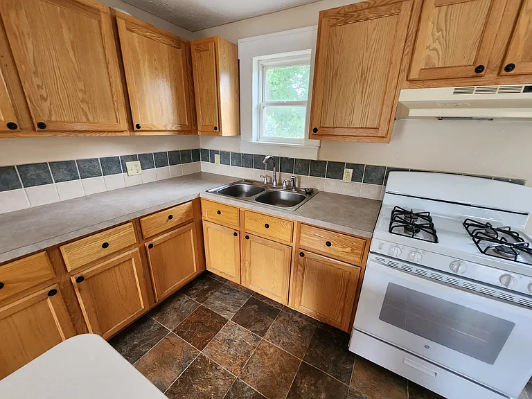 210 Grove St NW #B — Photo 2