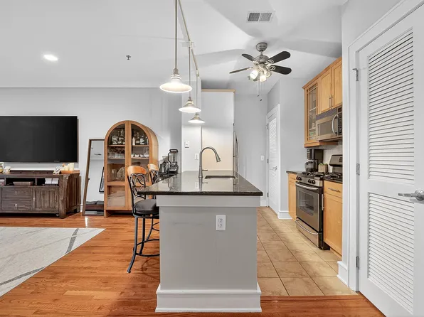 904 Jefferson Street image 2 of 32