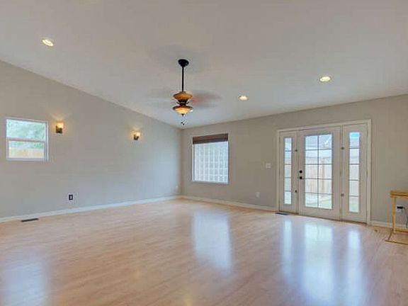 3rd image of 3508 Claremont Ave