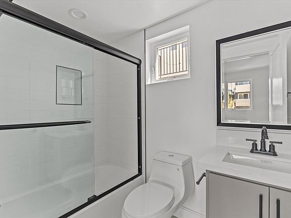 5th image of 858 1/2 N Hudson Ave