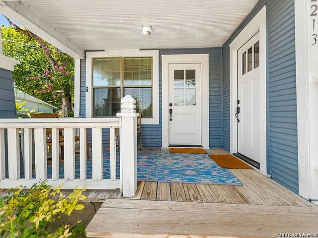 2213 N Flores St — Photo 38