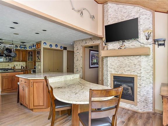 5th image of 600 Hidden Valley Dr NE