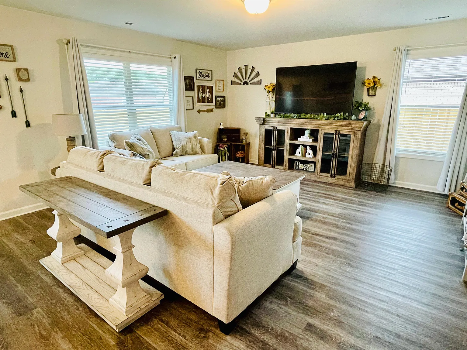 3 bed, 1907 sqft, $1,950 — Photo 2