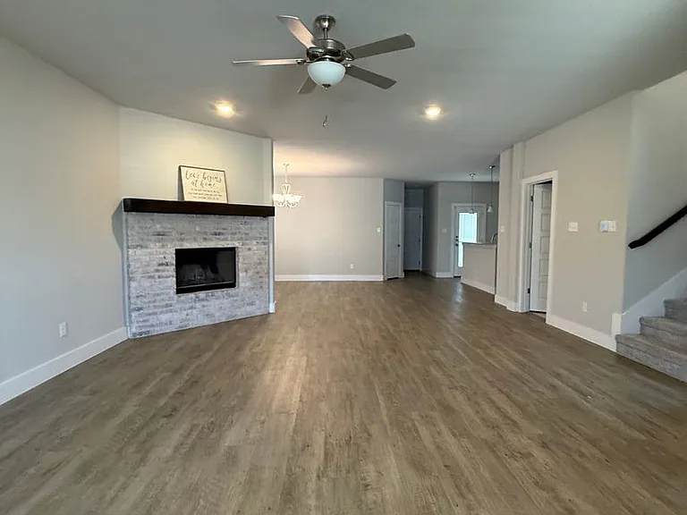 640 The Cottages Dr — Photo 4
