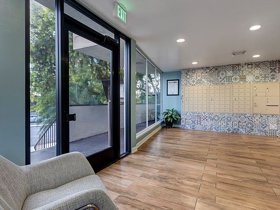 Apartments in West Los Angeles, CA Del Rio Leasing Office