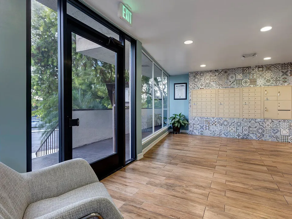 Apartments in West Los Angeles, CA Del Rio Leasing Office
