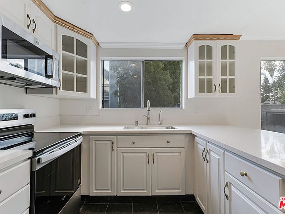 5th image of 18316 Hatteras St APT 21