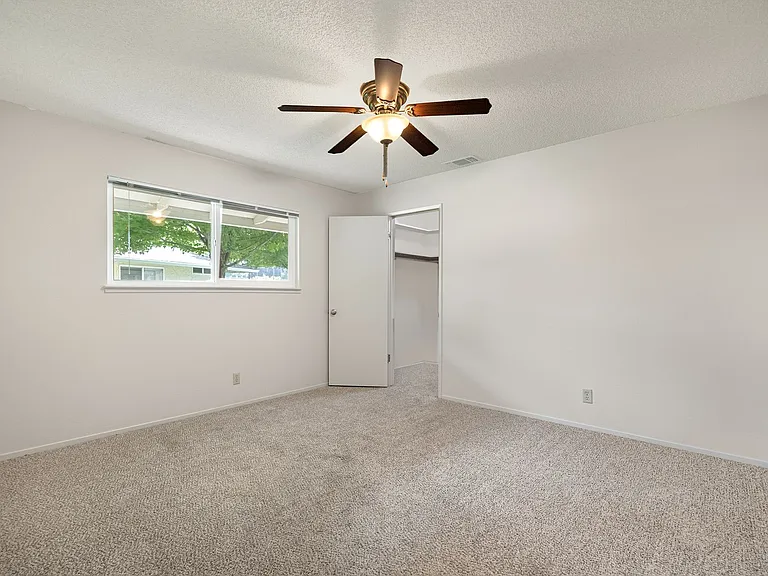 Lassen Villa Apartments — Photo 25