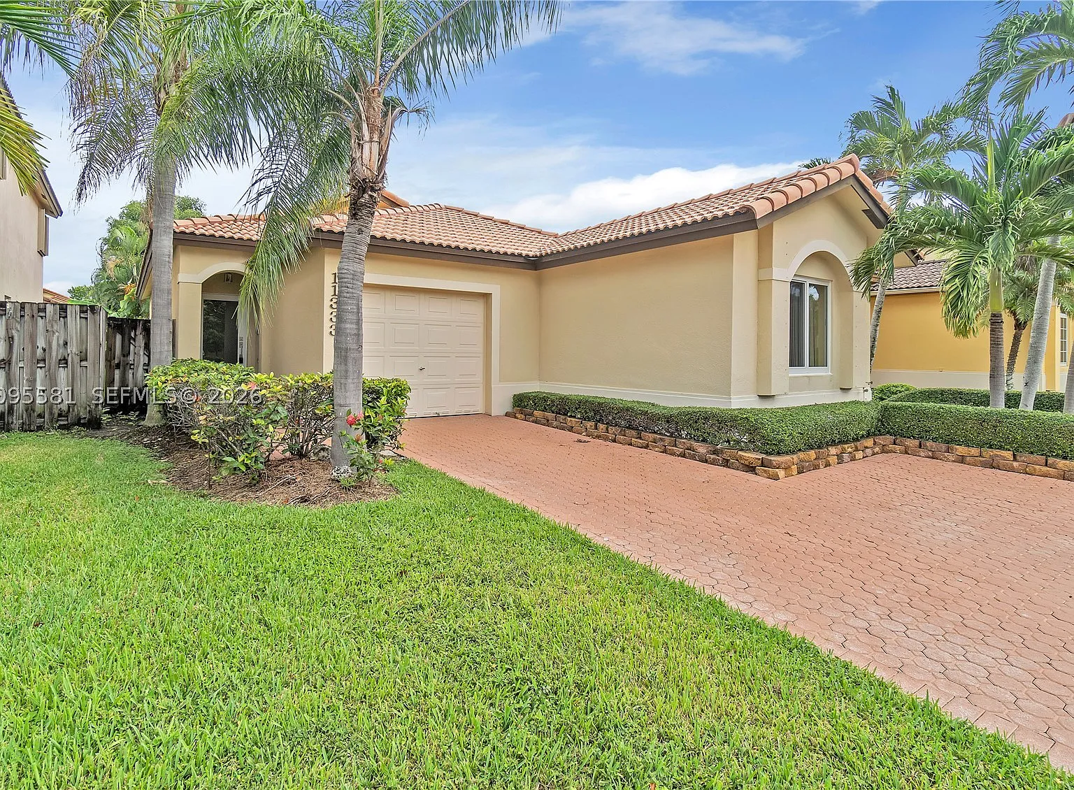 3 bed, 2.0 bath, 1521 sqft, $3,900 — Photo 2