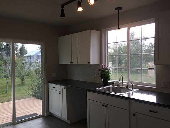 kitchen w/granite counters