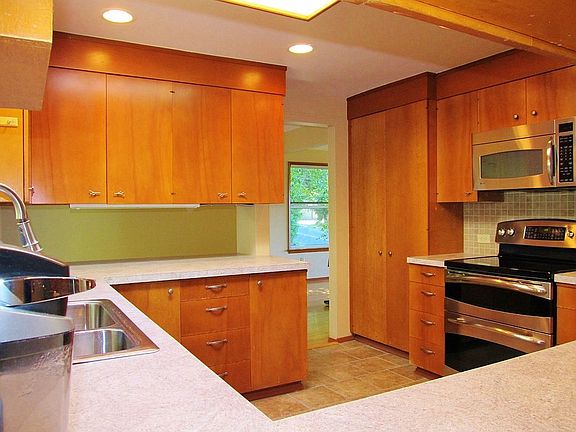 4th image of 494 NE Vena St