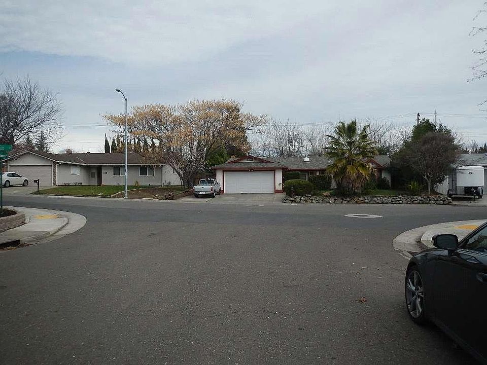 2nd image of 136 Sierra Woods Cir