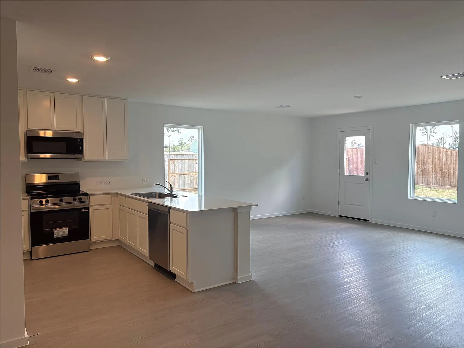4 bed, 2.0 bath, 1707 sqft, $1,800 — Photo 4