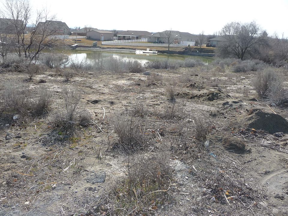 2nd image of 904 Camas Pl