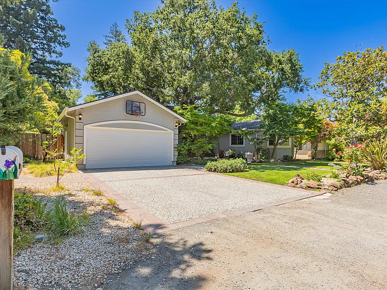 794 Manor Way — Photo 2