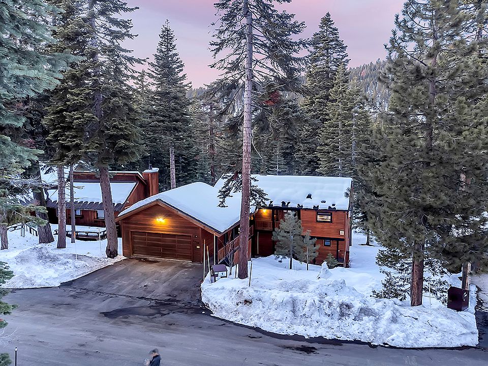 Outside of house. Beautiful quiet neighborhood, easy access to resorts.