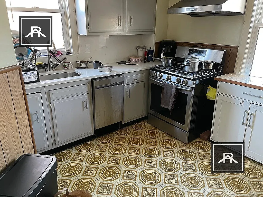 5 bed, 2.0 bath, $5,000 — Photo 2