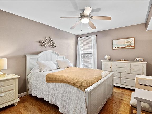 3rd image of 1932 Greenglen Dr APT 204
