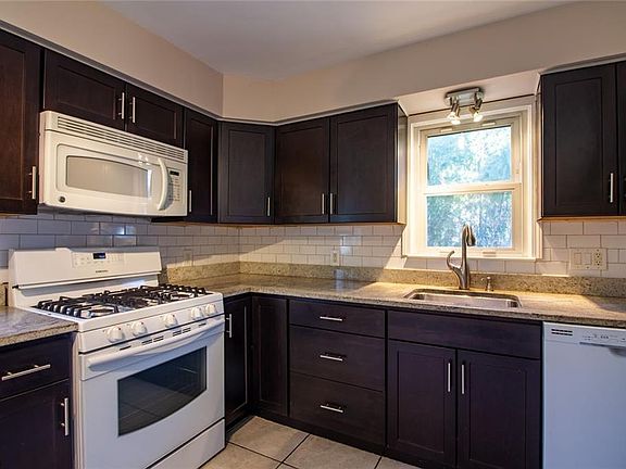 3rd image of 1922 Grantwood Dr