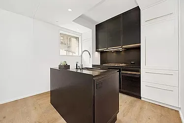 Sold by New York Casas Ltd.
