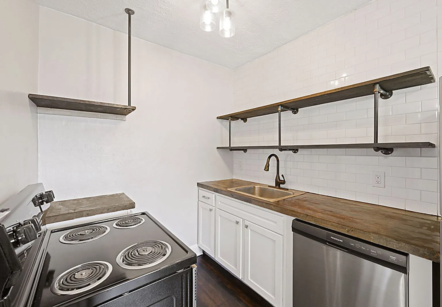 1 bed, 1.0 bath, $899 — Photo 2