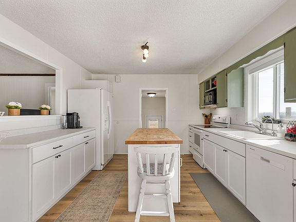 3rd image of 22900 Grange Rd