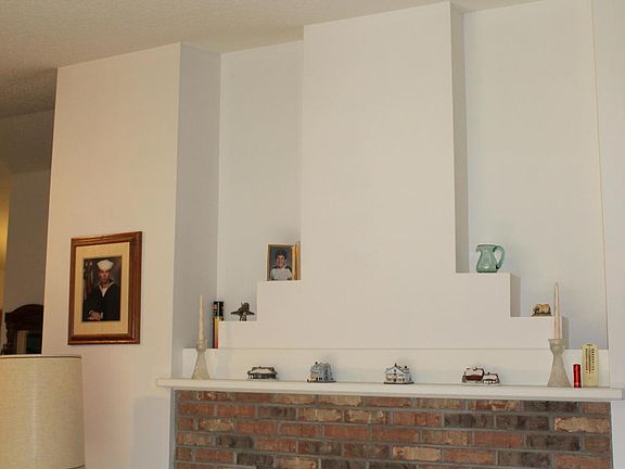 3rd image of 831 Parkwood Ave