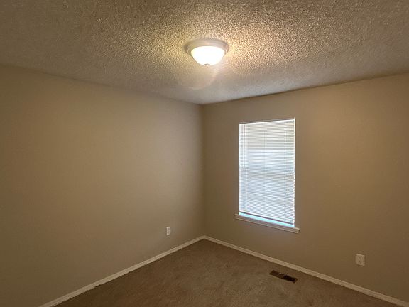 5th image of 306 E 24th Ct