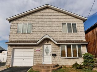 697 S 9th St, Lindenhurst, NY 11757