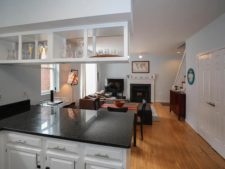 1822 Vernon St NW #302 — Photo 3