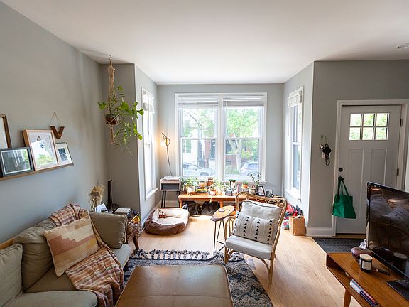 3rd image of 2043 W Moffat St #1