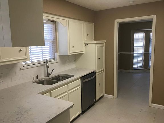 3rd image of 2805 Bonneville Dr