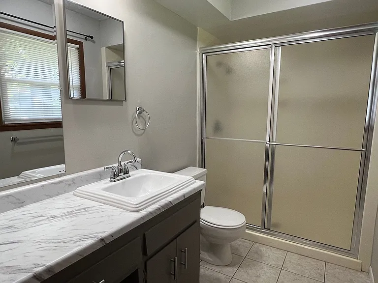2430 S Kickapoo Ave — Photo 10