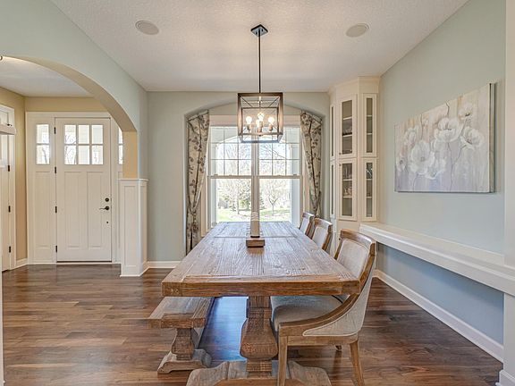 5th image of 587 Lake Ridge Dr