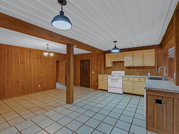 4th image of 233 Macarthur Ln