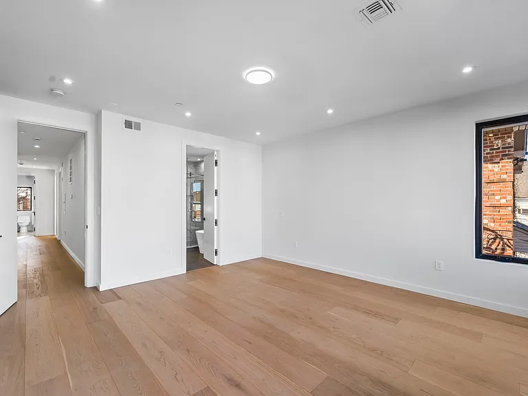 222 Washington Pl — Photo 2